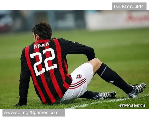 《足球球星队友关系揭秘:从默契配合到场外友谊,塑造传奇历史》 《足球球星队友关系揭秘:从默契配合到场外友谊,塑造传奇历史》